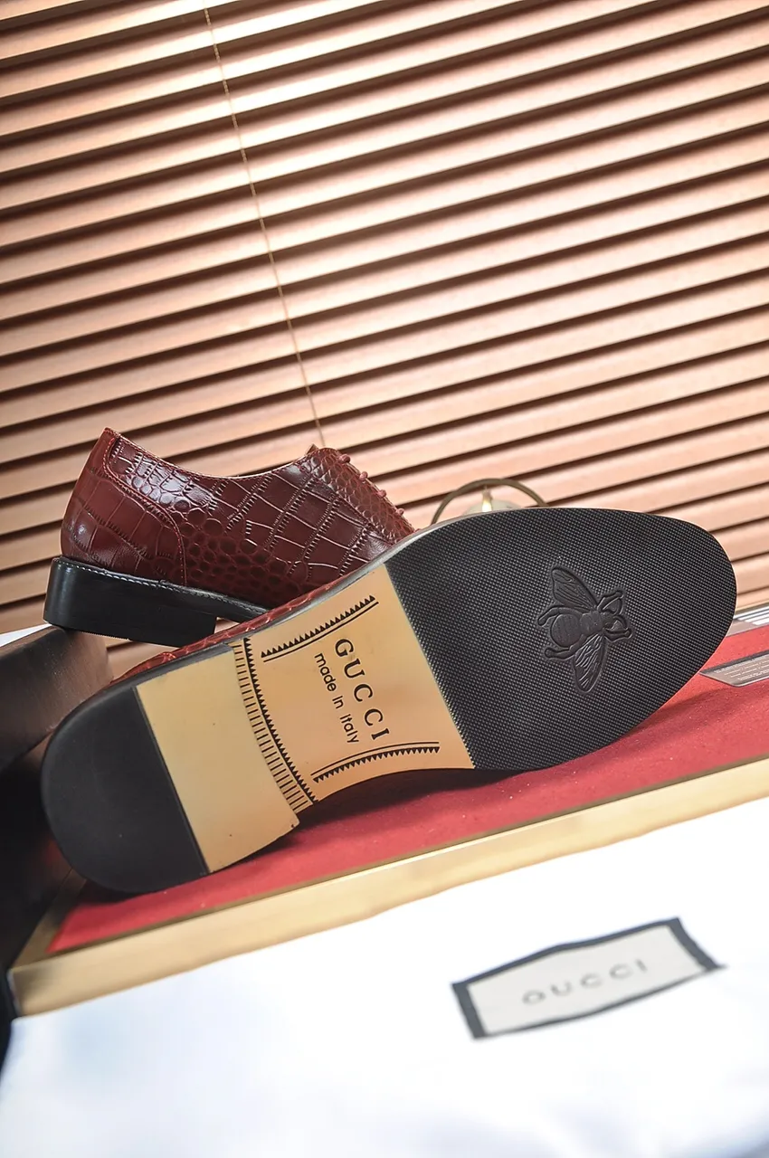Men's shoes💰540💶Italy's top luxury men's shoe giant (GUCCI) (Gucci) (full cowhide lining) new arrival🍃Original European style🔰 Pleasant to the eye😍In order to make the shoes more durable and non-deformable🌀The production continues to follow traditional methods but there is still no lack of innovation💪Choose original sheepskin for the leather♻️ Smooth and natural And extra bright ⭐Made of imported cowhide, the first choice of rich people 38-45 (45 customized)